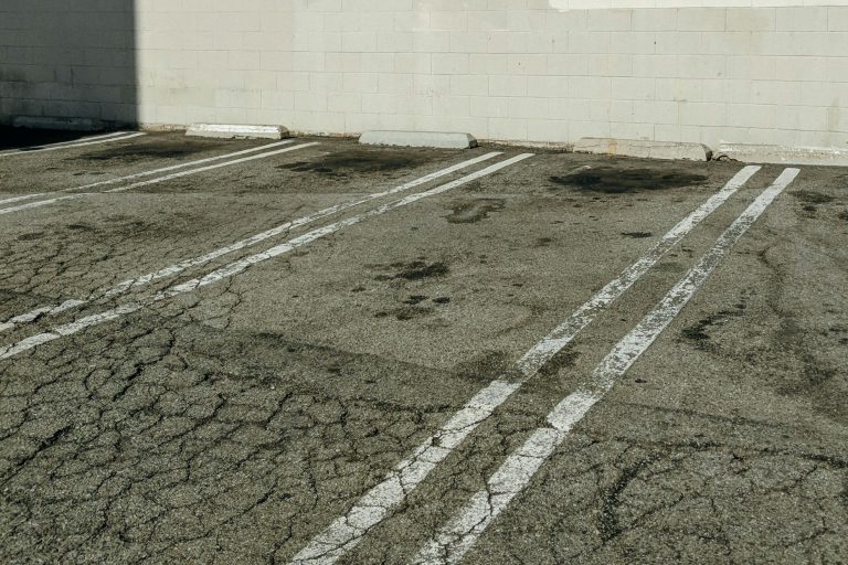 Reinigung von Öl- und Farbflecken auf Asphaltflächen mit Laserstrahltechnologie
